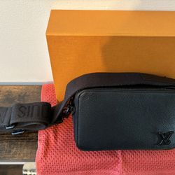 Louie Vuitton Alpha Wearable Wallet