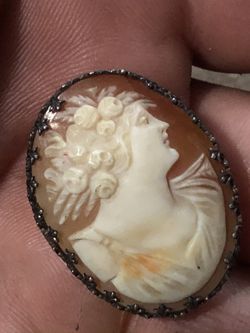 Beautiful rare shell cameo brooch. Roses in the hair