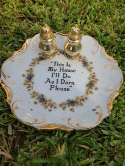 Gold trimmed Plate with gold shakers
