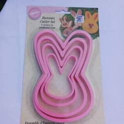 BRAND NEW COOKIE CUTTER BUNNIES SET 