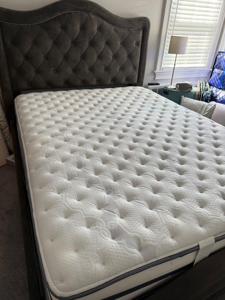 Cama QUEEN EXCELENTE ESTADO $300 todo Colchón Y Base