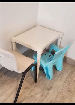 Table and chairs for toddler