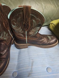 Size 8 womens Ariat boots