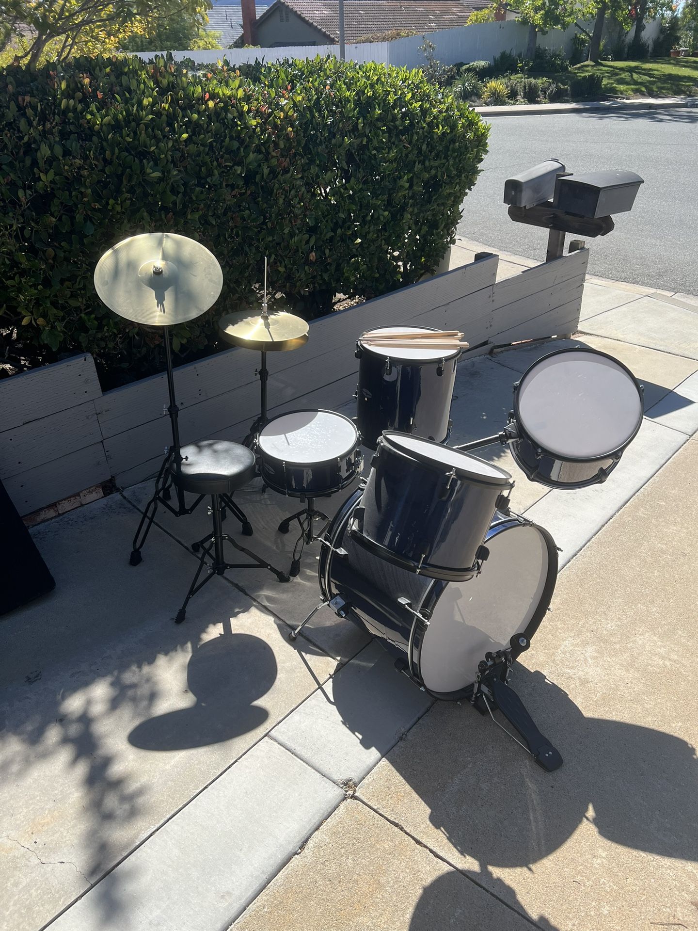 Ashthorpe Multi-piece Drum Set