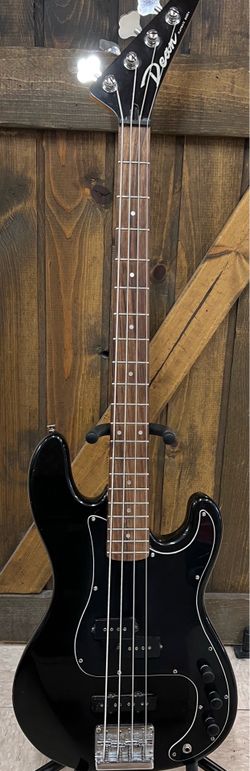 Black Dean 4-string electric guitar (No case)
