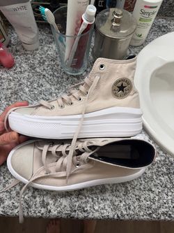 Converse woman light pink size 6 normal wear!