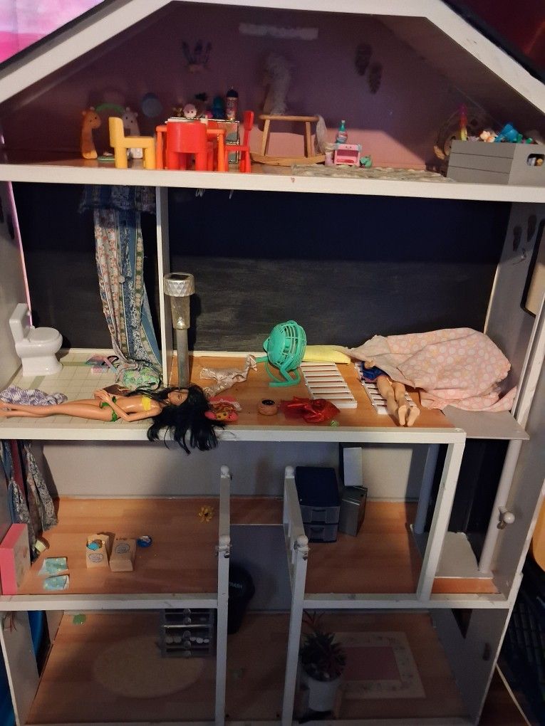 Free Dollhouse
