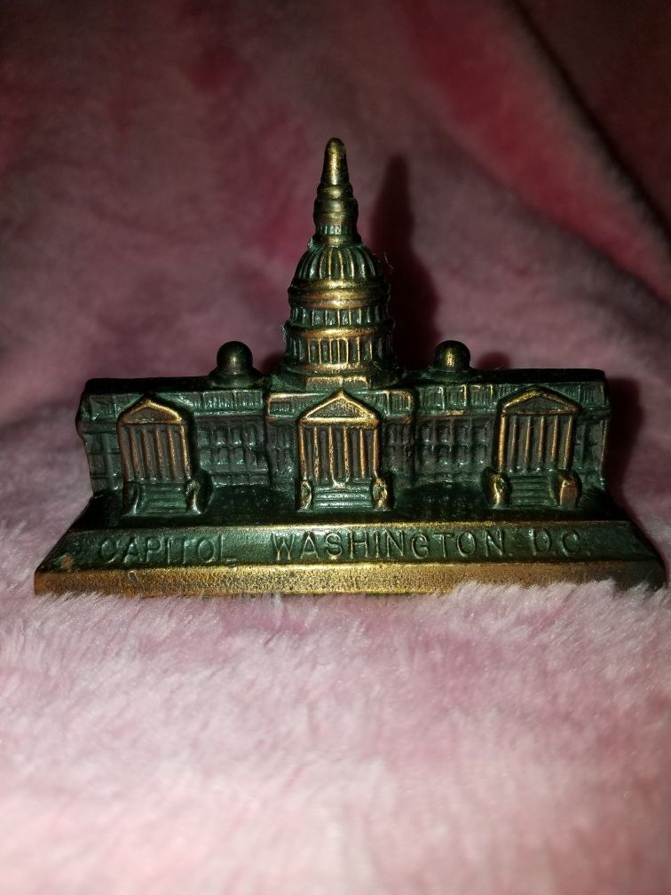 Brass colored metal Capitol Washington DC paperweight souvenir