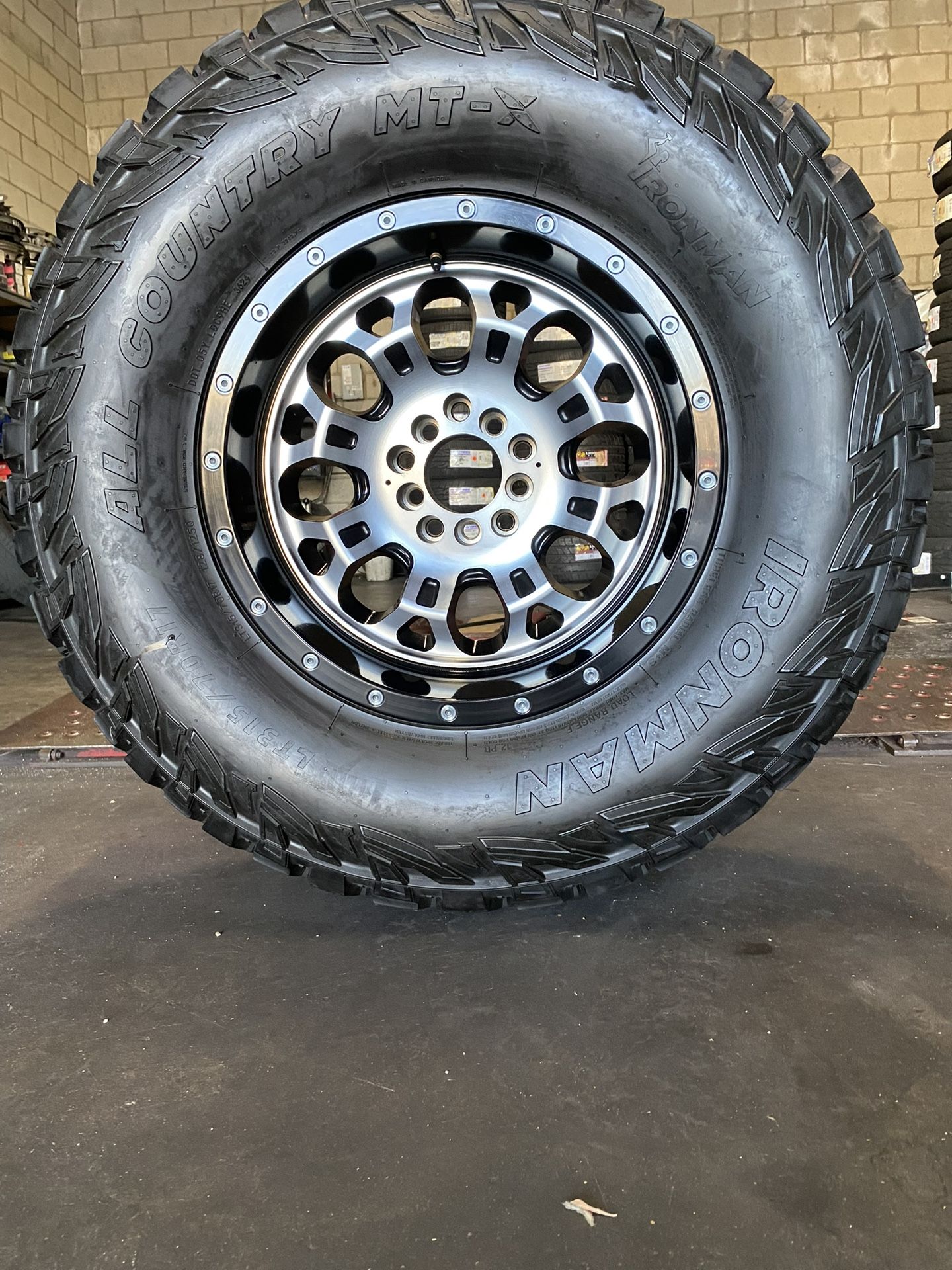 Tire 315/70R17