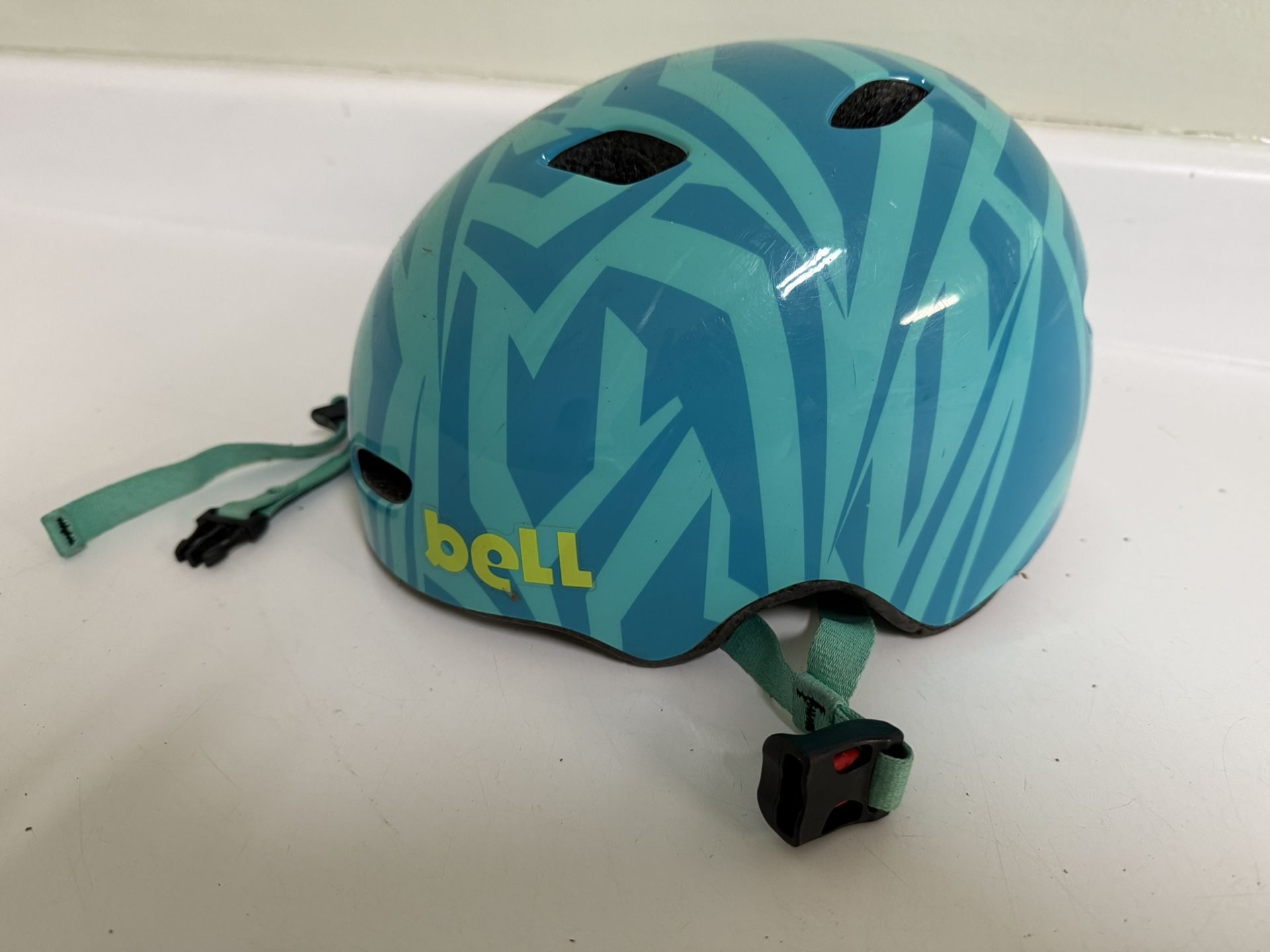 Small bicycle helmet with adjustable straps. Size 12-15, 48 to 54 cm.