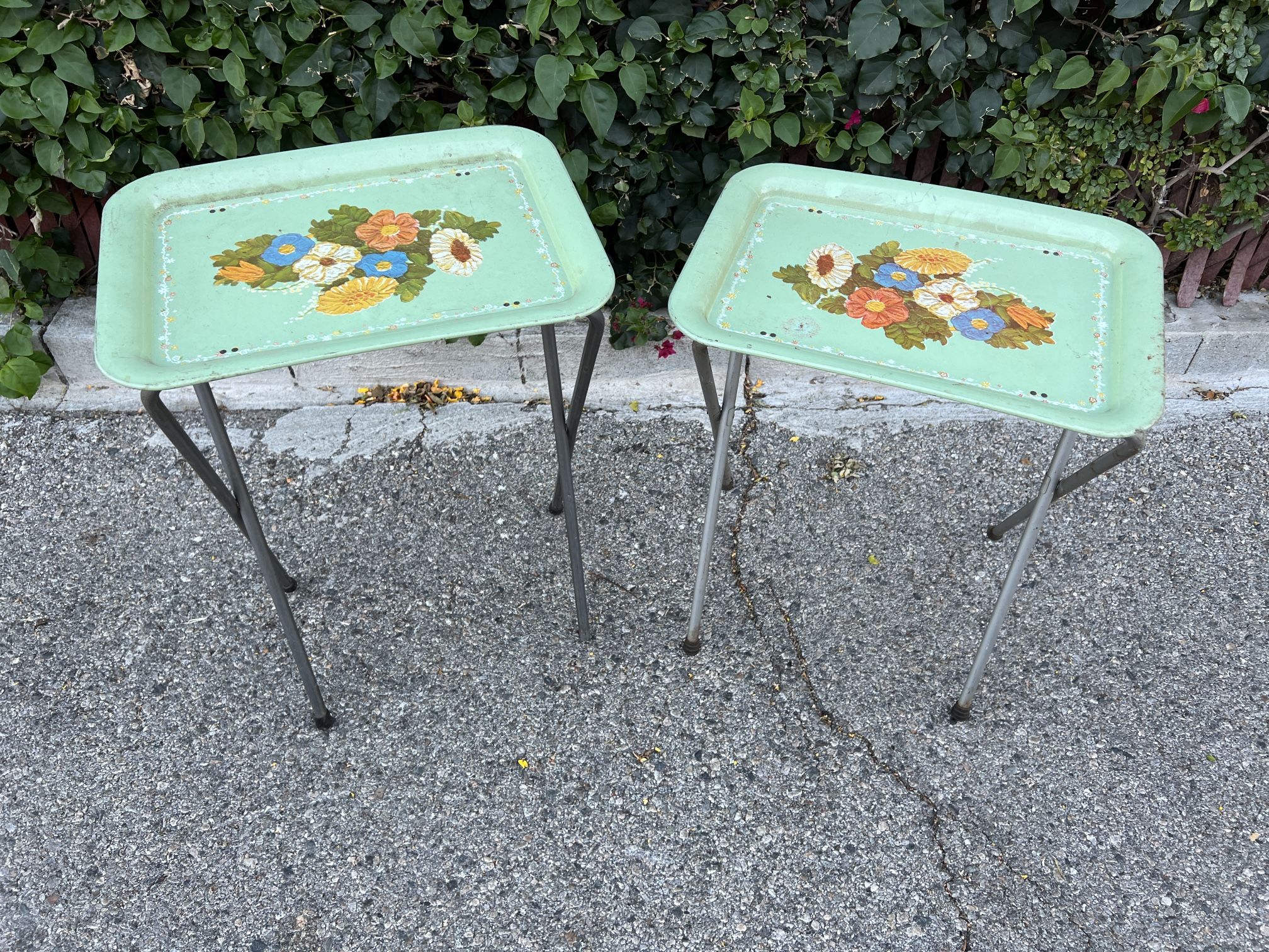 Vintage Mid Century Tin Metal TV Trays Serving Table / Set Of 2