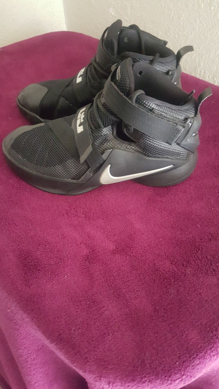 LeBron NIKE "SOLDIER" Size 4 1/2. Great condition