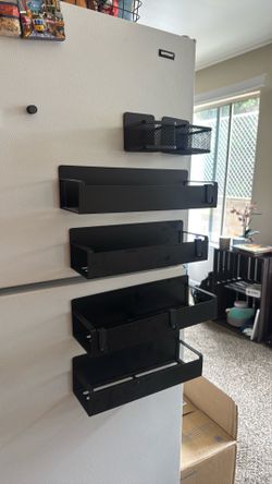 Kitchen organizer with magnet