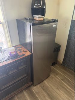 Freezer stand up tall 5 ft