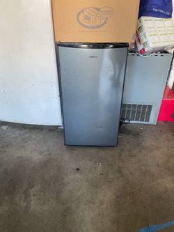 Midea Mini fridge