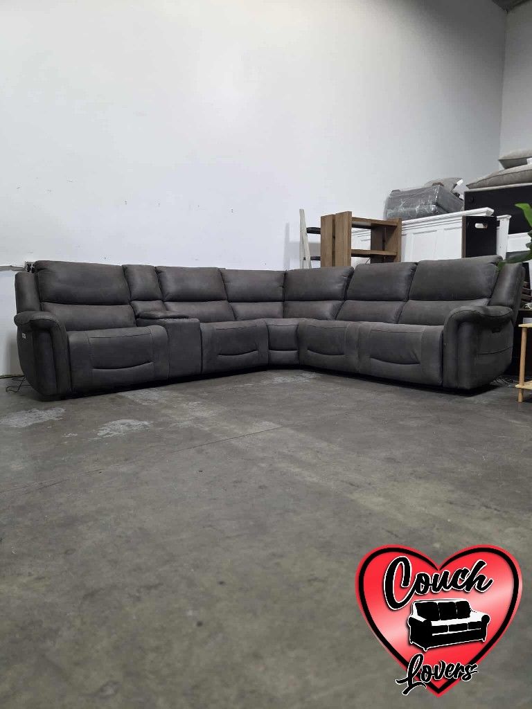 Reclining Sectional Couch- Free Delivery‼️