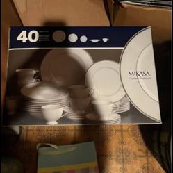 Mikasa Platinum Dinnerware Set