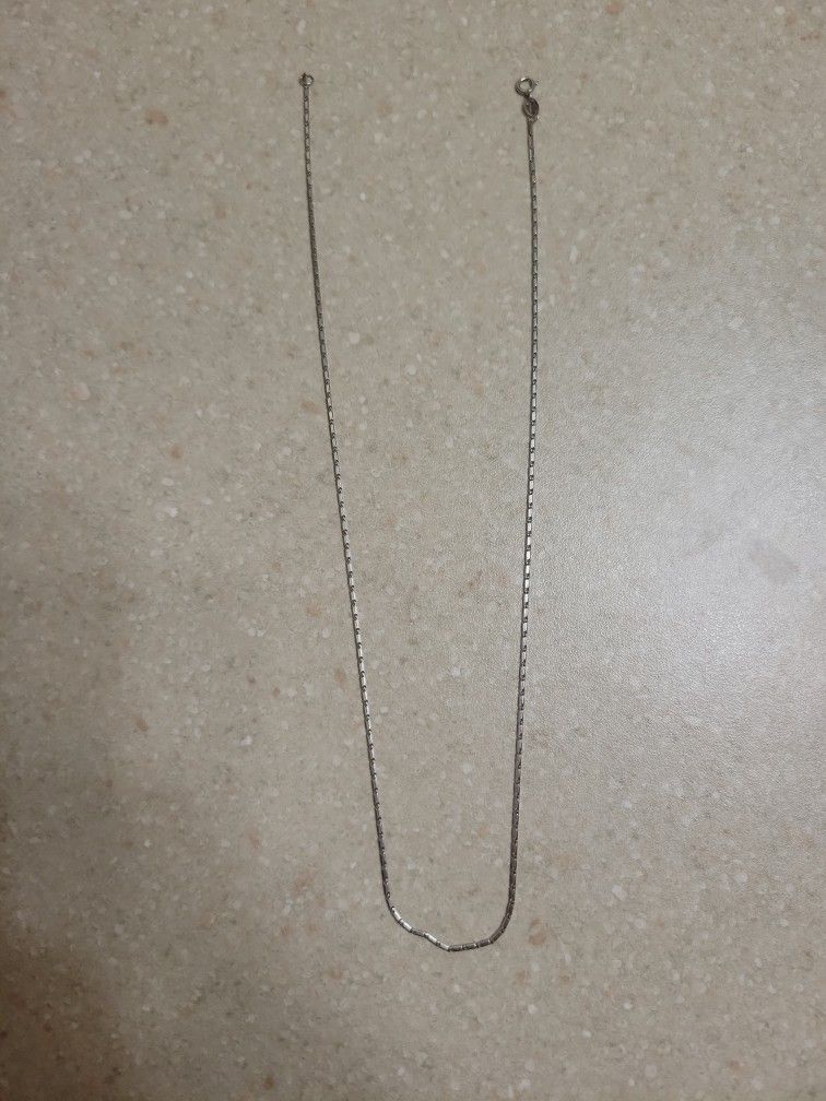 18 K White Gold Necklace. Weight Is 3.1 Grams
