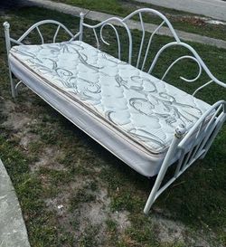 Daybed With Pillow Top Matress