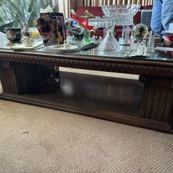 Solid Wood Glass-Top Coffee Table – Elegant & Well Built