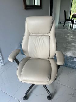 Lazyboy Torry Executive Chair in like new condition  Retail $329  Your price $125