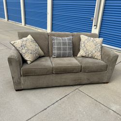 FREE DELIVERY 🚚🚛🚚 Beautiful Flex Steel Couch