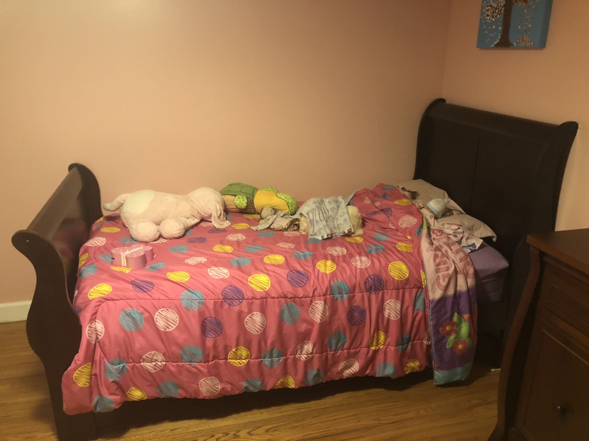 Kids twin sleigh bed and dresser-in excellent condition