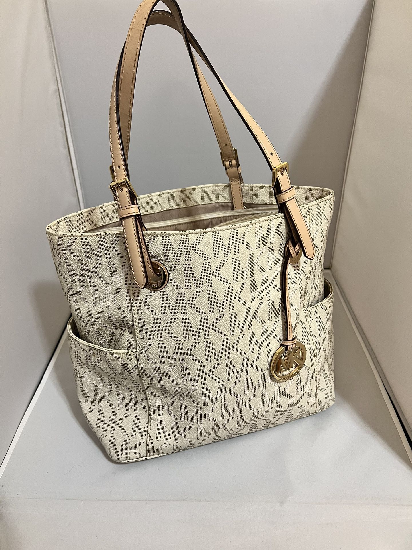 Michael Jet shoulder tote work office bag 15”W 10”H x 6”D white cream with gold logo Luxury Fashion Bag for Sale in Torrance, CA - OfferUp