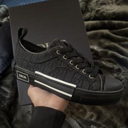 Dior B23 size 7us/41