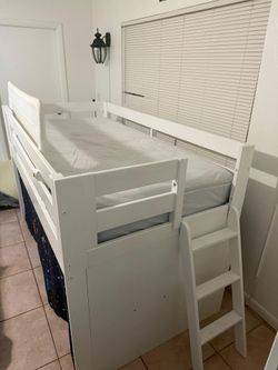 Cama alta con colchón para niño con escalera – Casi nueva