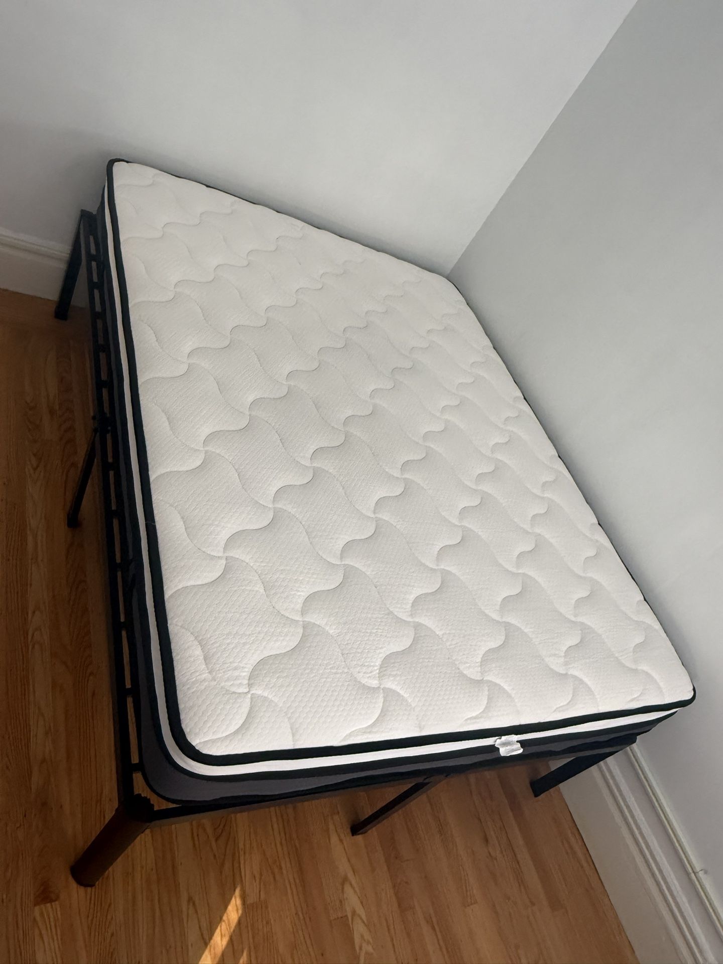 10” Queen Hybrid Mattress Like New. Nob Hill SF