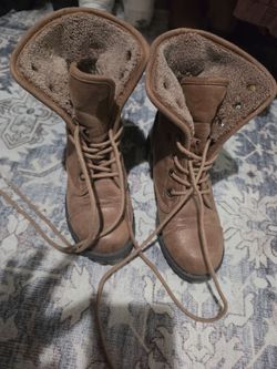Womens boots sizw 5 1/2