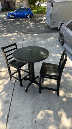 Pub table 2 chairs