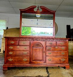SOLID WOOD 9 DRAWER DRESSER / MIRROR