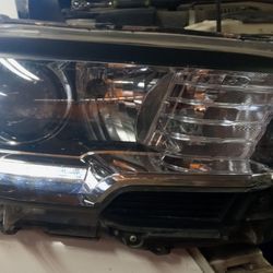 2017 Toyota Tacoma Right Side Headlight w/ DRL