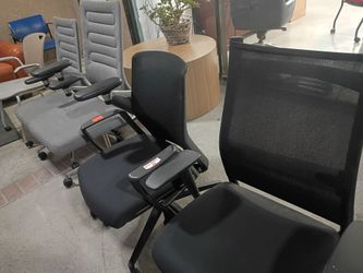 BEAUTIFUL ERGONOMICALLY DESIGNED OFFICE CHAIRS (($30 EACH)