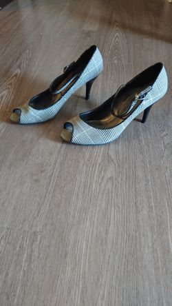 Women's dress shoes / heels