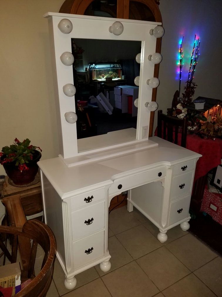 Makeup vanity, all handmade, quality craftsmanship here, check out my IG = custommadevanities