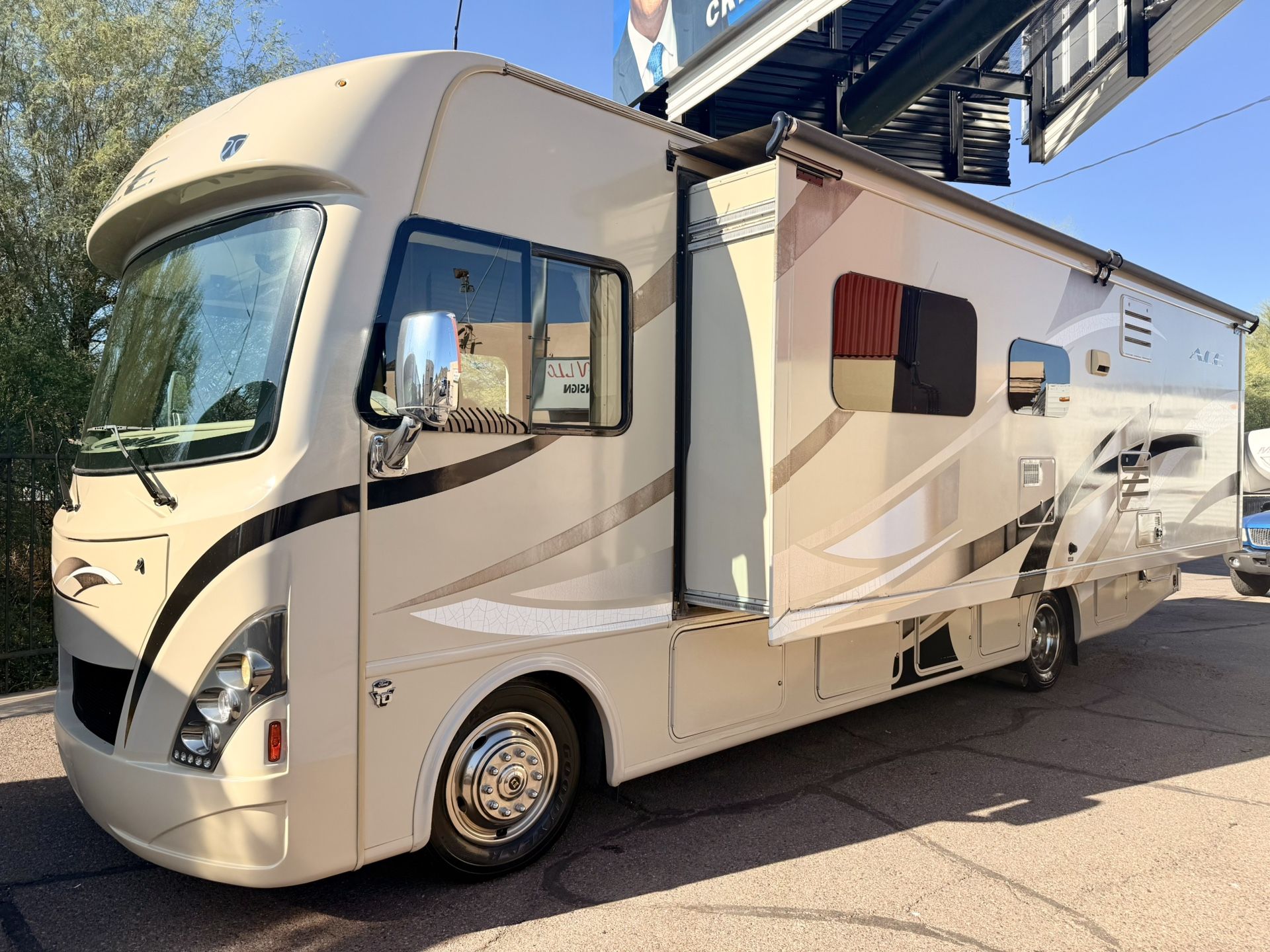 2017 A.C.E Thor Motor Coach 29Ft Class A W/Huge Slide Only 13,500Miles