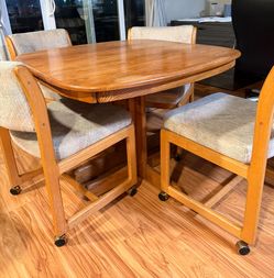 36" x 36" Solid Oak Dining Table and 4 Chairs Set