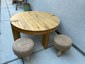 Table Japanese style 16 inches tall 3ft diameter with 3 chair like new