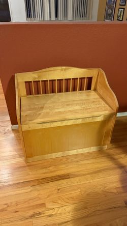 Children's toy/storage chest