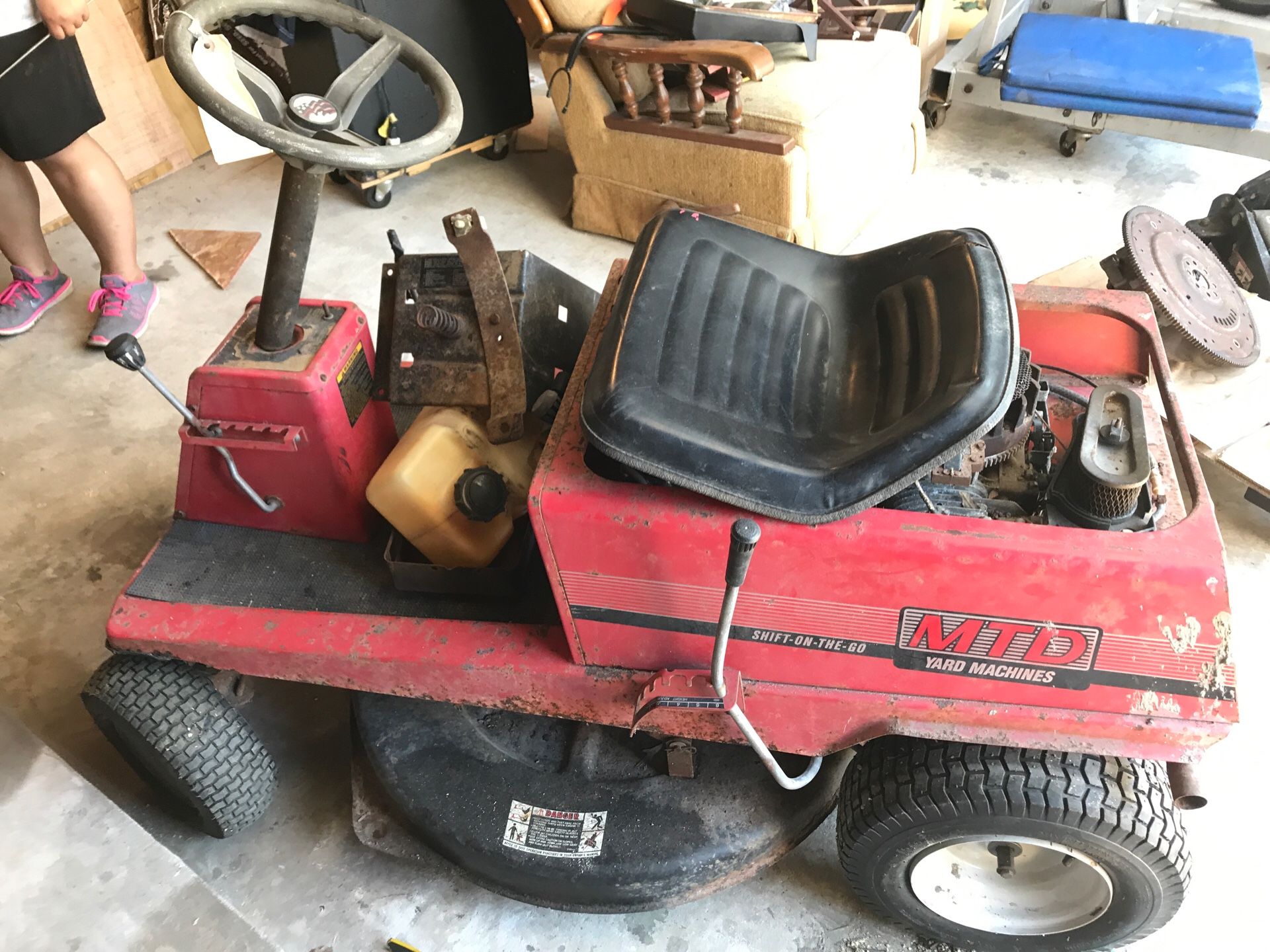 Tractor riding lawnmower