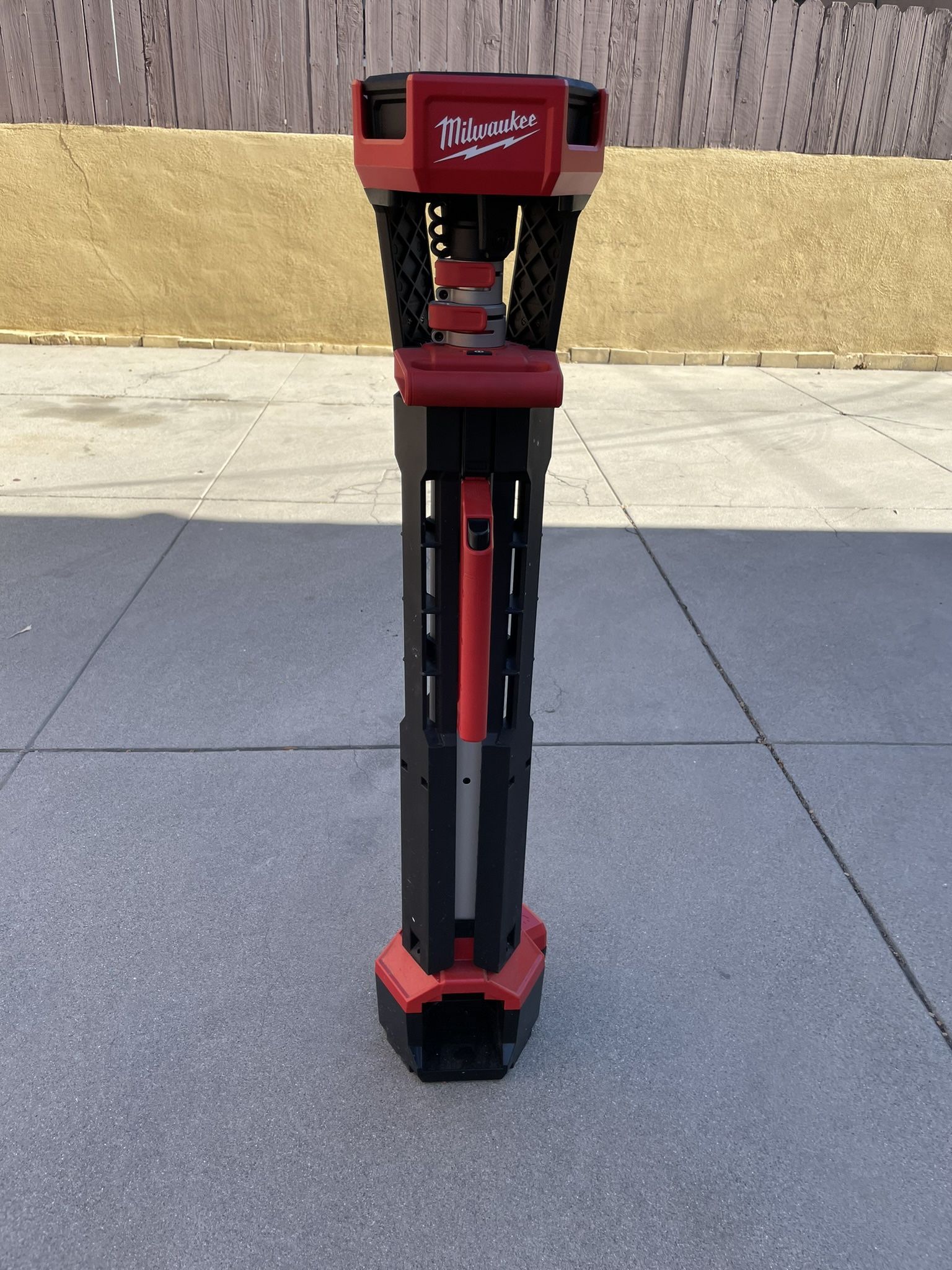 Milwaukee M18 18-Volt Lithium-Ion Cordless Rocket Dual Power Tower Light  (Tool-Only)