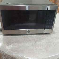 GE Microwave 700 Watts