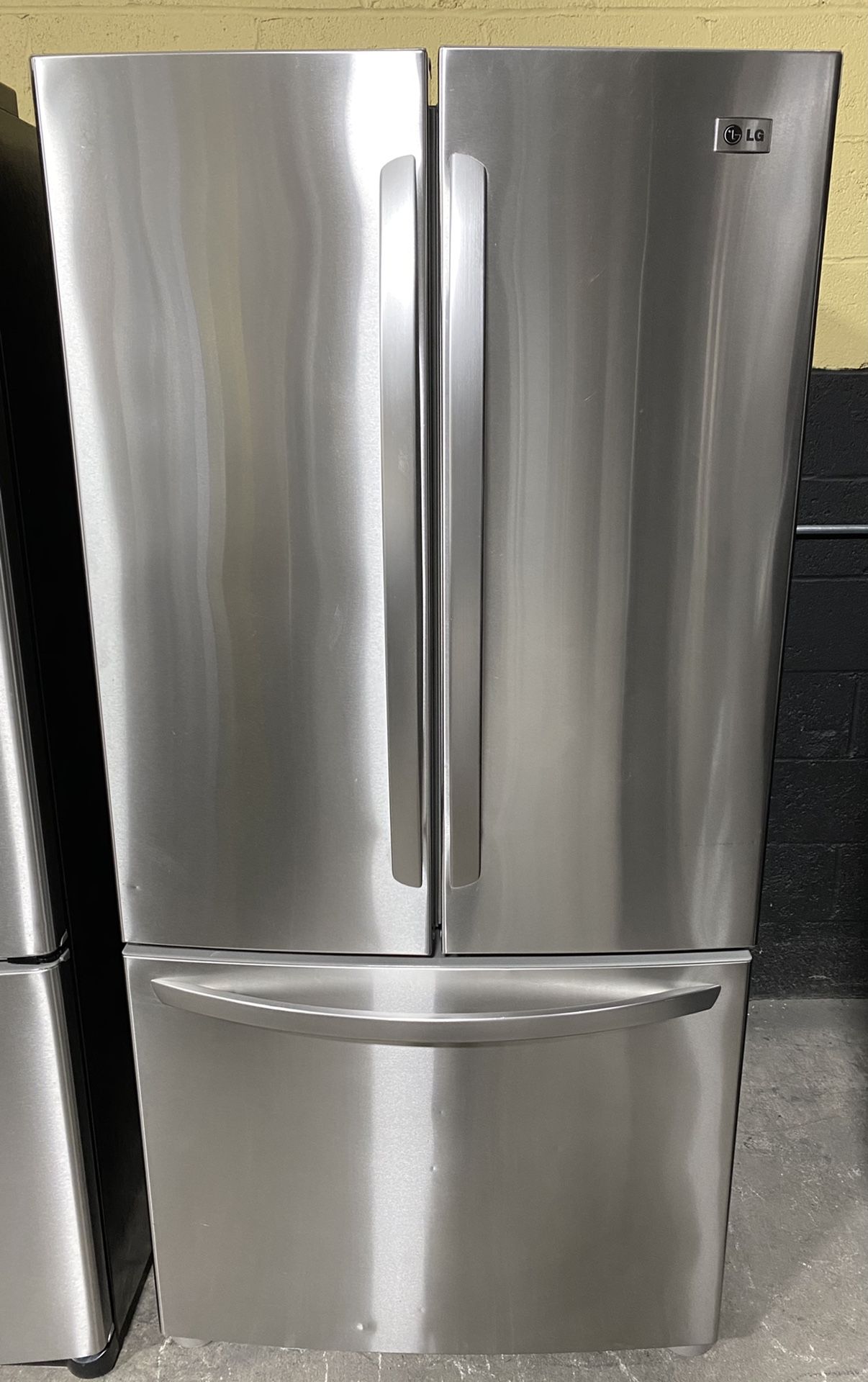 33” LG Fridge W/Ice*FINANCE AVAILABLE