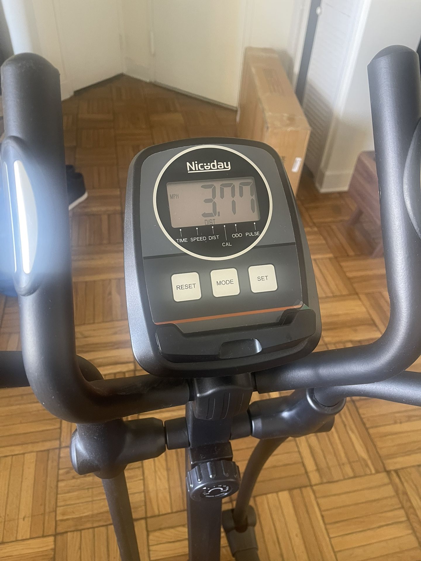 Like New Elliptical Less Than 4 Miles Used.