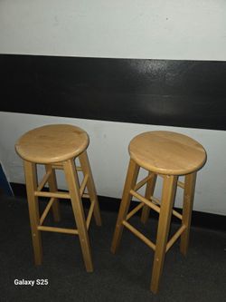 natural wood, backless stools  29-inch bar heights.