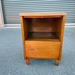 Beautiful Mid Century Modern Stanley Walnut Nightstand Side End Table W/ drawer