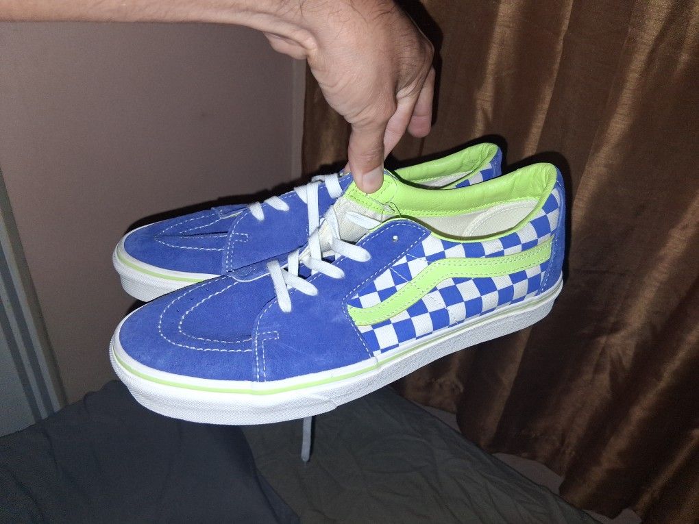 vans size 10.5 shoes 40 dollar each cada una